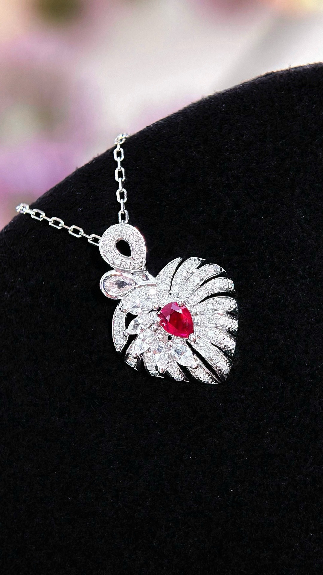 18K金鑲嵌鴿血紅紅寶石吊墜 奢華臻品與市場(chǎng)機(jī)遇并存