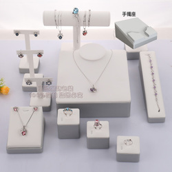 珠寶展示的藝術(shù) 漫誠(chéng)黑色繡花項(xiàng)鏈盤，細(xì)節(jié)處彰顯專業(yè)魅力